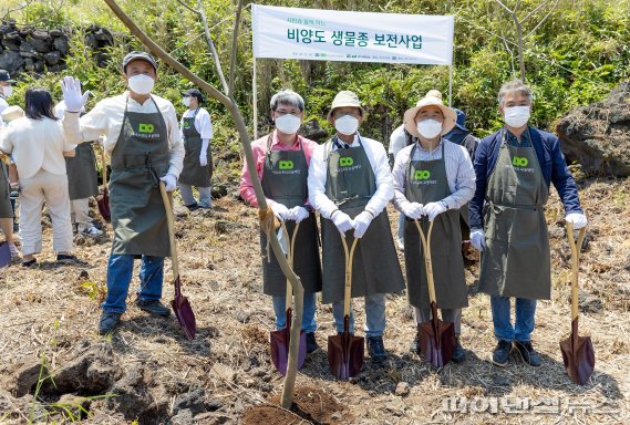 아모레퍼시픽그룹 이니스프리 모음재단이 지난 22일 제주시 한림읍 비양도 공유지에 (사)제주 생명의 숲·비양리 마을회와 함께 자귀나무 등을 식재했다. 왼쪽부터 이니스프리 모음재단 이상순 이사, 제주도의회 김황국 의원, (사)제주생명의숲 고윤권 대표, 이니스프리 모음재단 이진호 이사장, 비양리 마을회 윤성민 이장.