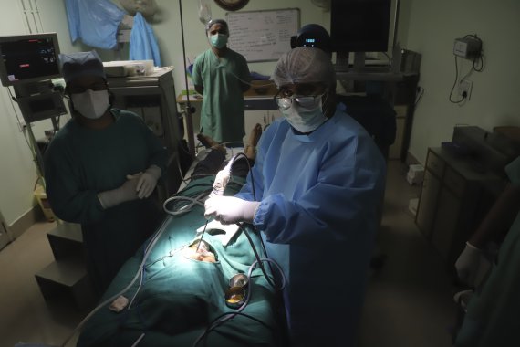 23일(현지시간) 인도 뉴델리 외곽지역인 가지아바드에서 한 의사가 털곰팡이증 제거 수술을 집도하고 있다. AP뉴시스