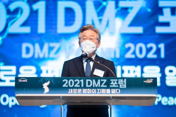 21일 오전 킨텍스 제1전시장 3층 그랜드볼룸에서 이재명 경기도지사가 '2021 DMZ' 포럼 개회식에서 개회사를 하고 있다. 사진=경기도 제공, 뉴스1.