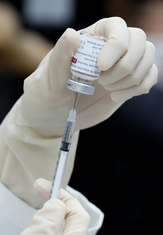 의료인이 아스트라제네카(AZ) 코로나19 백신을 소분하고 있다. 2021.05.03. chocrysytal@newsis.com