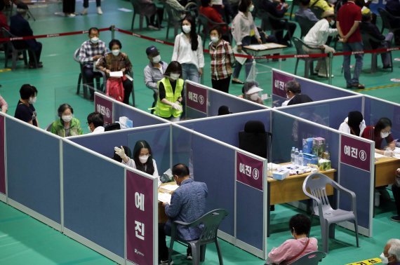 75세 이상 일반인 대상 신종 코로나바이러스 감염증(코로나19) 화이자 백신 1차 접종이 재개된 24일 오전 광주 북구 예방접종센터가 분주한 모습을 보이고 있다.(광주북구 제공) /사진=뉴스1