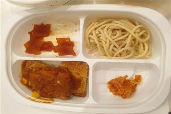 서휘웅 울산시의원이 폭로한 울산의 한 중학교 도시락 급식. (사진=서휘웅 의원 제공) /사진=뉴시스