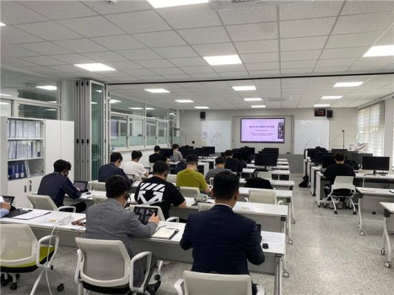 한국폴리텍대학 남인천캠퍼스 항공MRO과 학생들의 수업 전경.
