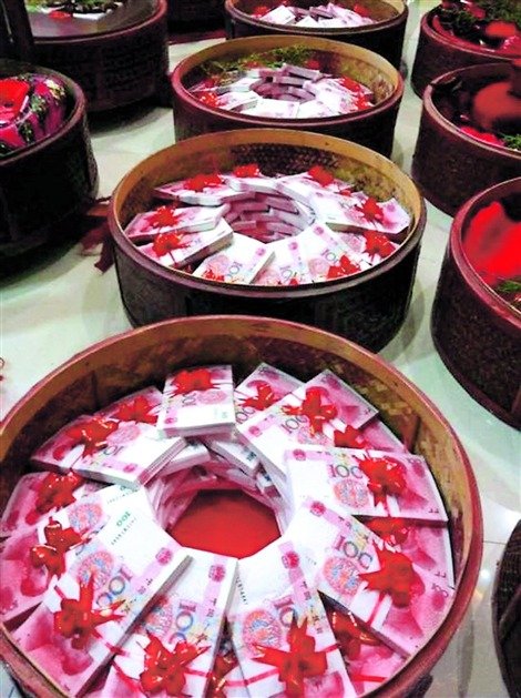 중국의 한 결혼식에서 결혼 선물로 쓰인 총 888만 위안이 들어있는 이 바구니들. 102㎏의 현금을 나르기 위해 18명의 인부가 고용됐다.(사진제공=상하이데일리)© News1