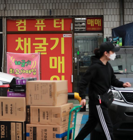당국 강경조치에 中 비트코인 채굴업체 잇달아 문 닫아