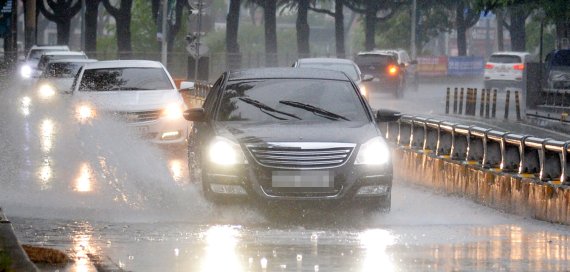 오늘 비가 내리지만 서울과 수도권의 미세먼지 농도는 오전 한때 '매우 나쁨' 수준을 보이겠다. 미세먼지 농도는 오후부터 보통 수준으로 회복되겠다. /사진=뉴시스