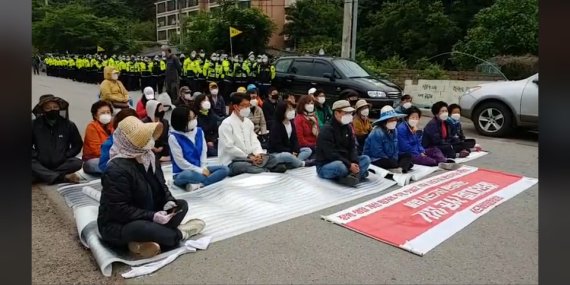 국방부와 미군이 25일 오전 경북 성주군 소성리 사드(THAAD·고고도미사일방어체계) 기지에 군(軍) 물자 등을 반입할 것으로 알려진 가운데 주민 등과 경찰이 대치하고 있다. / 사진=사드철회소성리종합상황실 제공