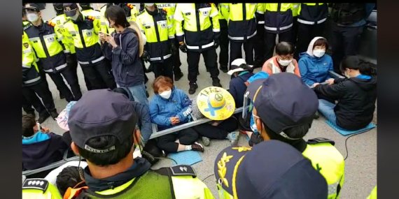 국방부와 미군이 25일 오전 경북 성주군 소성리 사드(THAAD·고고도미사일방어체계) 기지에 군(軍) 물자 등을 반입할 것으로 알려진 가운데 주민 등과 경찰이 대치하고 있다. / 사진=사드철회소성리종합상황실 제공