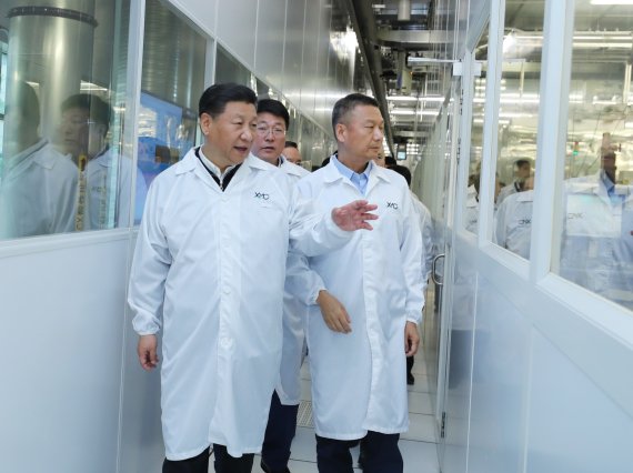시진핑 중국 국가주석이 지난 2018년 4월 허베이성 우한에 위치한 우한신신반도체(XMC) 제조 공장을 시찰하고 있다. /사진=뉴시스