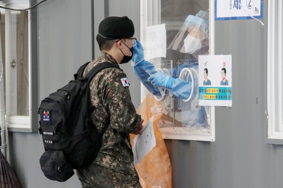 코로나 검사 문자조작한 병사..결국 부대내 19명 확진