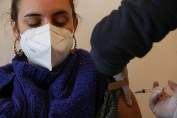 지난 5월25일(현지시간) 칠레 산티아고에서 한 여성이 중국 시노백에서 개발한 코로나19 백신인 코로나백을 접종받고있다.로이터뉴스1