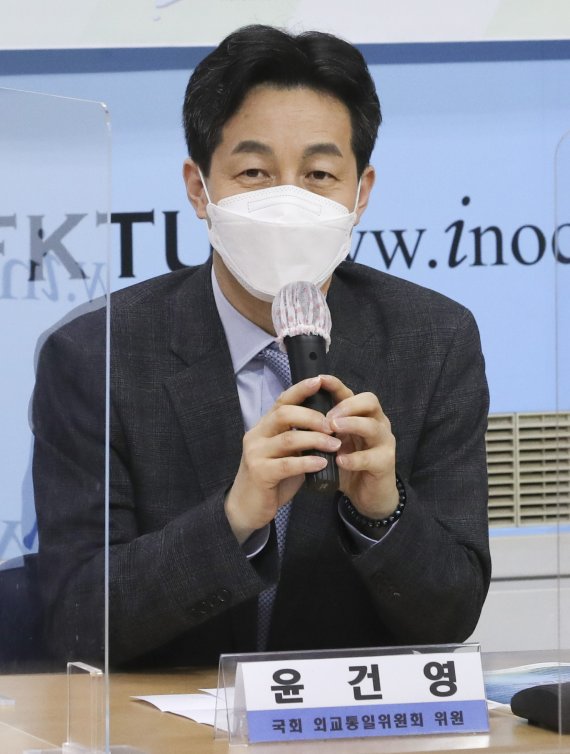 [서울=뉴시스]최진석 기자 = 윤건영 국회 외교통일위원회 위원이 12일 서울시 영등포구 여의도 한국노총 대회의실에서 출구없는 남북관계, 대안을 모색하다를 주제로 진행된 남북관계 경색 원인 및 대안 모색 토론회에 참석해 인사말을 하고 있다. 2020.11.12. myjs@newsis.com /사진=뉴시스