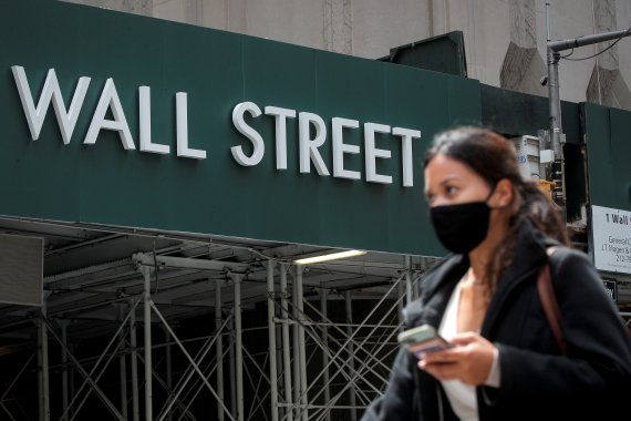 미국 뉴욕증권거래소(NYSE) 근처에 있는 월스트리트에서 한 여성이 걸어가고 있다.<div id='ad_body3' class='mbad_bottom' ></div> /사진=로이터뉴스1