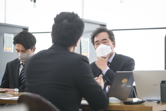 이낙연 더불어민주당 전 대표가 26일 서울 청계천로 내일캠퍼스 종로점에서 열린 '청년 고독사 간담회'에 참석해 청년들의 의견을 듣고 있다. 사진=이낙연 의원실