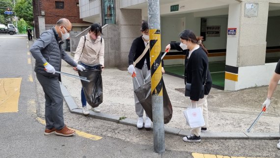 김진우 총장 및 학생들이 플로깅 봉사를 진행하고 있는 모습.