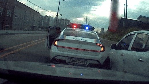 경찰관이 재빠르게 도주 차량의 유리창을 부숴 A씨를 검거했다. (경찰청 페이스북 갈무리) © 뉴스1