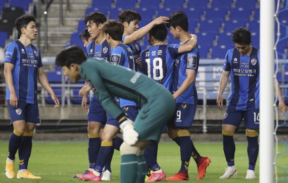 26일 오후 울산 문수축구경기장에서 열린 '2021 하나은행 FA컵' 16강 울산현대와 경남FC의 경기에서 쐐기골을 넣은 울산 김지현이 동료들의 축하를 받고 있다. 2021.5.26/뉴스1 © News1 윤일지 기자