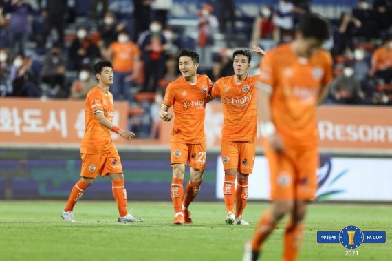 서울 이랜드FC를 상대로 승리한 강원FC(대한축구협회 제공)© 뉴스1