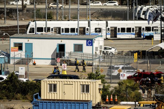 미국 캘리포니아주 새네제이 산타클라라의 경전철 기지에서 26일 총기난사 사건이 발생해 용의자를 포함해 9명이 숨지고 다수의 부상자를 냈다. / 사진=AP뉴시스