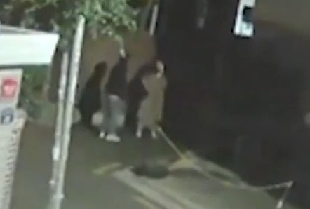 20대 남성 A씨가 골목길에서 피해자 B씨에게 접근하는 모습 / 사진=MBC 방송화면 갈무리