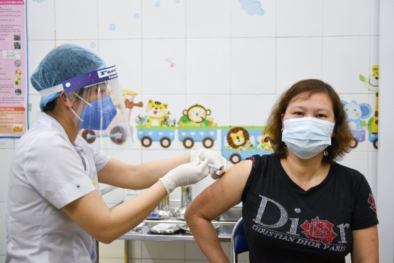 지난 3월8일 베트남 하이즈엉주의 한 병원에서 한 시민이 아스트라제네카 코로나19 백신을 접종받고 있다.로이터뉴스1
