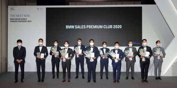 지난 26일 서울 그랜드 하얏트 호텔에서 열린 ‘BMW 그룹 코리아 어워드 2021' 행사에서 수상자들이 기념촬영을 하고 있다.