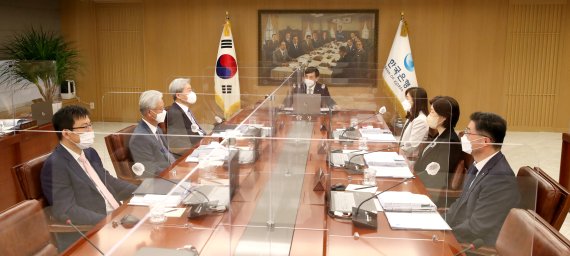 이주열 한국은행 총재가 5월 27일 오전 서울 중구 한국은행에서 열린 금융통화위원회 본회의를 주재하고 있다. 이날 기준금리를 현행 연 0.50%로 동결했다. 사진=한국은행