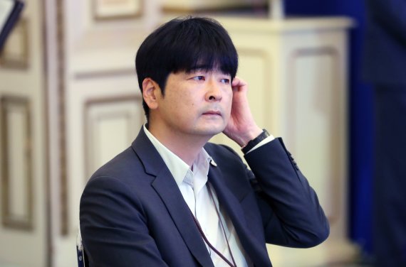 [서울=뉴시스]배훈식 기자 = 지난해 7월14일 청와대 영빈관에서 열린 한국판 뉴딜 국민보고대회(제7차 비상경제회의)에 참석해 문재인 대통령의 기조연설을 듣고 있는 탁현민 청와대 의전비서관의 모습. 2020.07.14. dahora83@newsis.com /사진=뉴시스