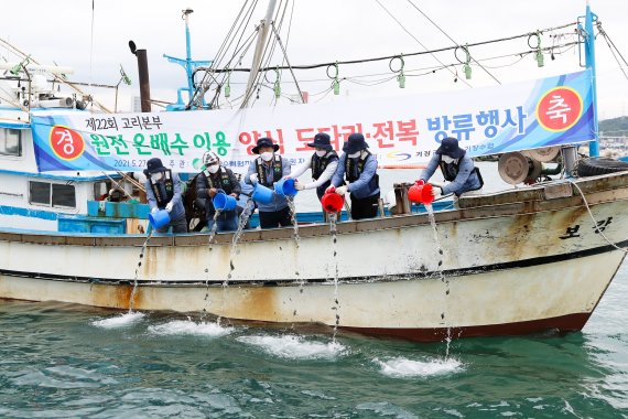 고리원자력본부, 발전소 온배수로 키운 어패류 5만미 방류