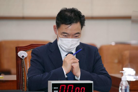 [서울=뉴시스]최동준 기자 = 김오수 검찰총장 후보자가 26일 서울 여의도 국회 법제사법위원회에서 열린 인사청문회에서 오후 청문회 속계를 기다리고 있다. (공동취재사진) 2021.05.26. photo@newsis.com /사진=뉴시스