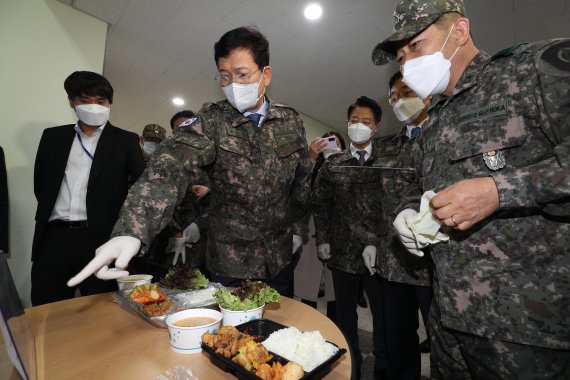 송영길 더불어민주당 대표가 지난 5월 경기도 양주시 72사단 맹호여단을 방문해 장병 급식 등 생활여건 현장점검에서 장병들의 점심 식단을 살펴보고 있다. 사진=뉴스1