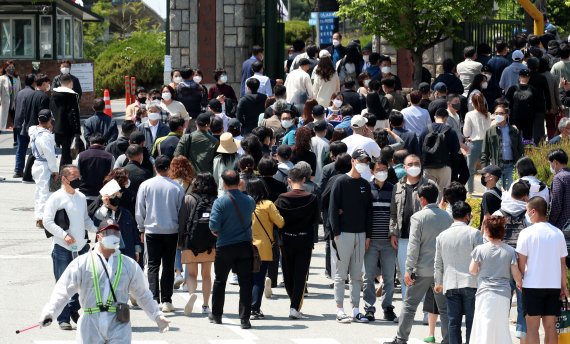 신종 코로나바이러스 감염증(코로나19) 예방을 위해 방호복을 입은 육군훈련소 조교가 입영장병과 가족들을 안내하고 있다. © News1