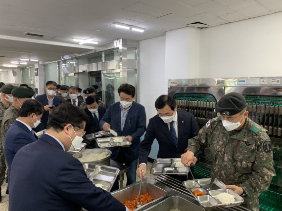 민홍철 국회 국방위원장과 기동민 더불어민주당 국방위원회 간사 등 소속 위원들이 지난 26일 충남 논산 육군훈련소를 방문해 장병 급식 실태를 점검하고 있다. (기동민 의원실 제공) © News1