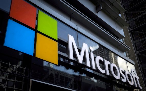 마이크로소프트(MS)가 22일(현지시간) 시가총액 2조달러 클럽에 가입했다. 2015년 7월 28일 미국 뉴욕의 한 사무실 건물에 MS 로고가 붙어있다. 로이터뉴스1