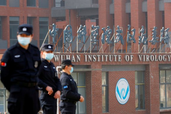 지난 2월 3일 세계보건기구(WHO)팀이 중국 후베이성 우한 바이러스 연구소를 방문, 코로나19 발생 원인을 조사하는 가운데 보안요원들이 연구소 밖에서 경비를 서고 있다. 로이터 뉴스1