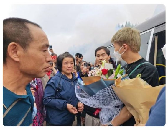 중국 쓰촨성에서 푸젠성까지 납치됐던 한 청년이 가족과 주민들의 환영을 받고 있다. 중국신문망 캡쳐