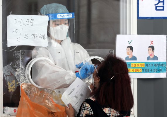 28일 오후 서울역 앞에 마련된 코로나19 중구 선별진료소에 한 시민들이 검체 검사를 받고 있다. 2021.5.28/뉴스1 © News1 박세연 기자