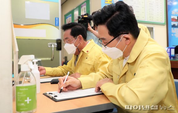 아스트라제네카(AZ) 백신을 맞기 전 문진표를 작성하고 있는 원희룡 제주도지사와 좌남수 제주도의회 의장.