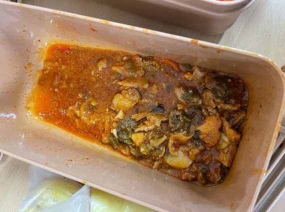 육군 제53보병사단 소속 상근예비역 병사라는 네티즌이 제보한 '부실 급식' 사진. ('육군훈련소 대신 전해드립니다' 갈무리) © 뉴스1