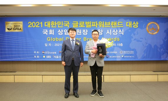 라바웨이브는 지난 26일 '제5회 대한민국 글로벌파워브랜드 대상'(Korea Global Power Brand Awards) 시상식에서 인터넷 보안솔루션 부문 대상 및 국회 과학기술정보방송통신위원장 표창을 수상했다. 안수용 라바웨이브 부사장(오른쪽)이 수상 후 기념촬영에 응하고 있다./사진=라바웨이브 제공