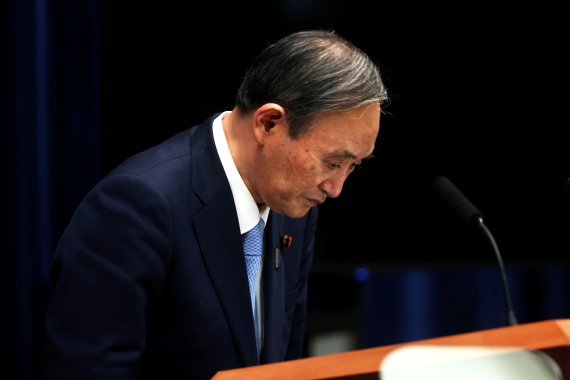스가 요시히데 일본 총리가 지난 5월 말 코로나19 확산 대응을 위한 긴급사태 선언을 발령하기로 하면서, 당시 일본 도쿄 나카타초 총리 관저에서 기자회견을 열었다. 회견 시작에 앞서 고개를 숙여 인사를 하고 있다. 로이터 뉴스1