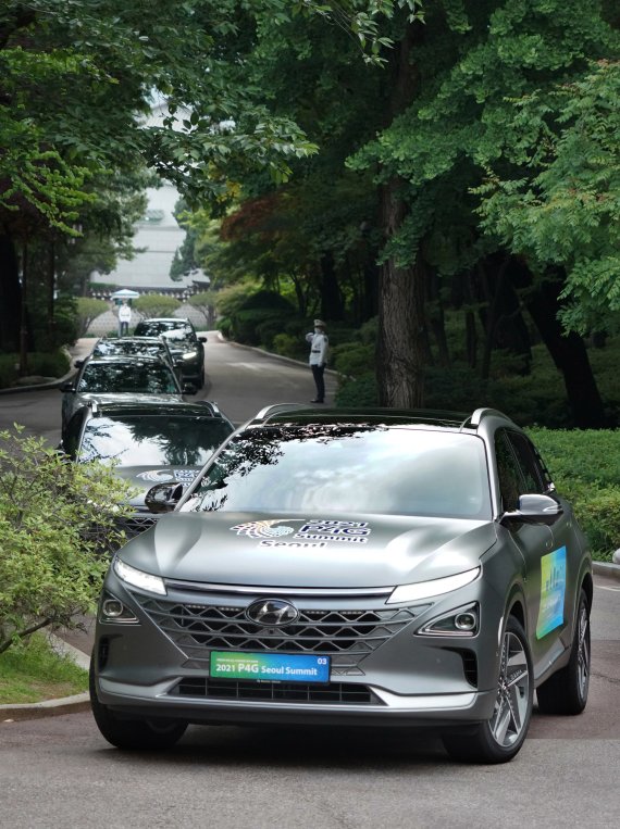 [서울=뉴시스] 문재인 대통령은 5월 30일과 31일 개최되는 ‘2021 서울 녹색미래 정상회의’에서 ‘더 늦기 전에, 지구를 위한 행동’, ‘Green we go, Change we make’라는 문구를 래핑한 수소차를 운용할 예정이다. (사진=청와대 제공) 2021.05.29. photo@newsis.com *재판매 및 DB 금지 <저작권자ⓒ 공감언론 뉴시스통신사. 무단전재-재배포 금지.> /사진=뉴시스화상