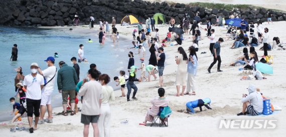 맑은 날씨를 보인 18일 오후 제주시 조천읍 함덕해수욕장을 찾은 관광객들이 즐거운 시간을 보내고 있다. 2021.05.18. [뉴시스]