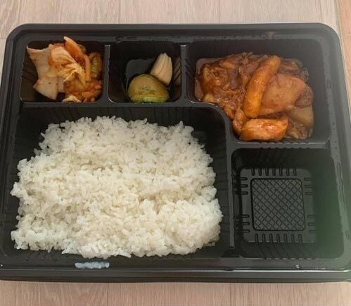 육군 51사단서 '부실 급식'으로 제보된 급식 사진('육군훈련소 대신 전해드립니다' 갈무리) © 뉴스1