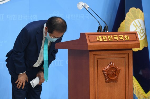 무소속 홍준표 무소속 의원이 지난 10일 오전 서울 여의도 국회 소통관에서 기자회견을 열고 국민의힘에 복당할 것을 밝히고 있다. © News1