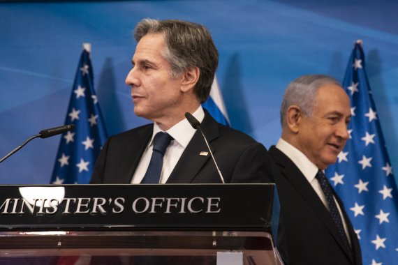 토니 블링컨 미국 국무장관(왼쪽)과 베냐민 네타냐후 이스라엘 총리. AP뉴시스