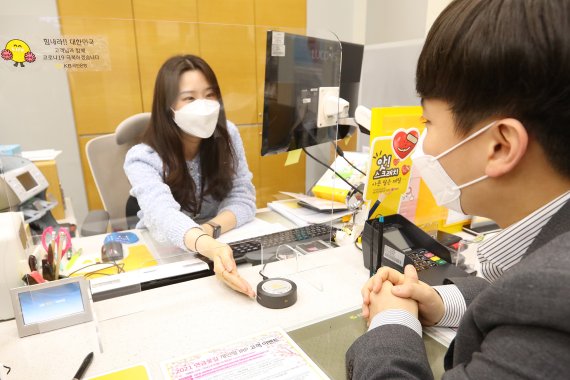 지난 28일 서울 소재 한 KB국민은행 지점에서 고객이 '인공지능(AI) 금융상담 시스템'을 통해 상품 설명을 듣고 있다. 사진=최경식 기자