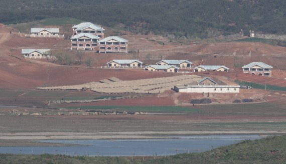 경기도 파주시 오두산통일전망대에서 바라본 북한 개풍군 마을 일대가 조용한 모습을 보이고 있다. 뉴스1 제공
