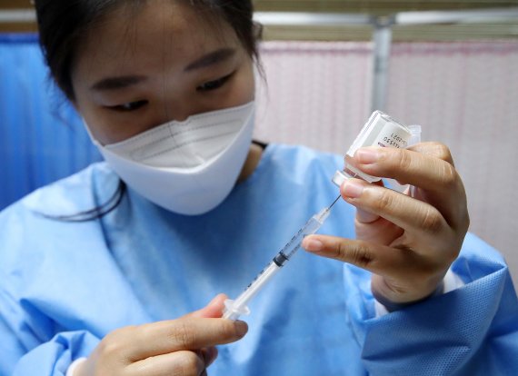 5월 28일 오후 서울시 관악구보건소에서 보건소 관계자가 아스트라제네카 백신을 들어보이고 있다. 사진=뉴스1