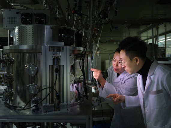 KRISS 이효창(왼쪽) 선임연구원이 플라즈마 실험을 진행하고 있다. 스튜디오 KENN 제공